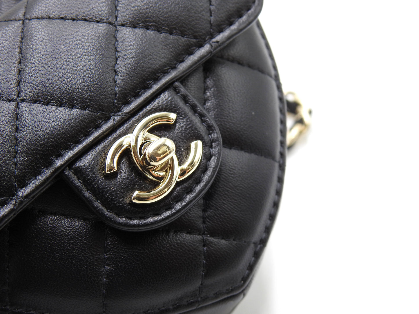 CHANEL CC in Love Heart Chain Waist Belt Bag Lambskin Black AP2787