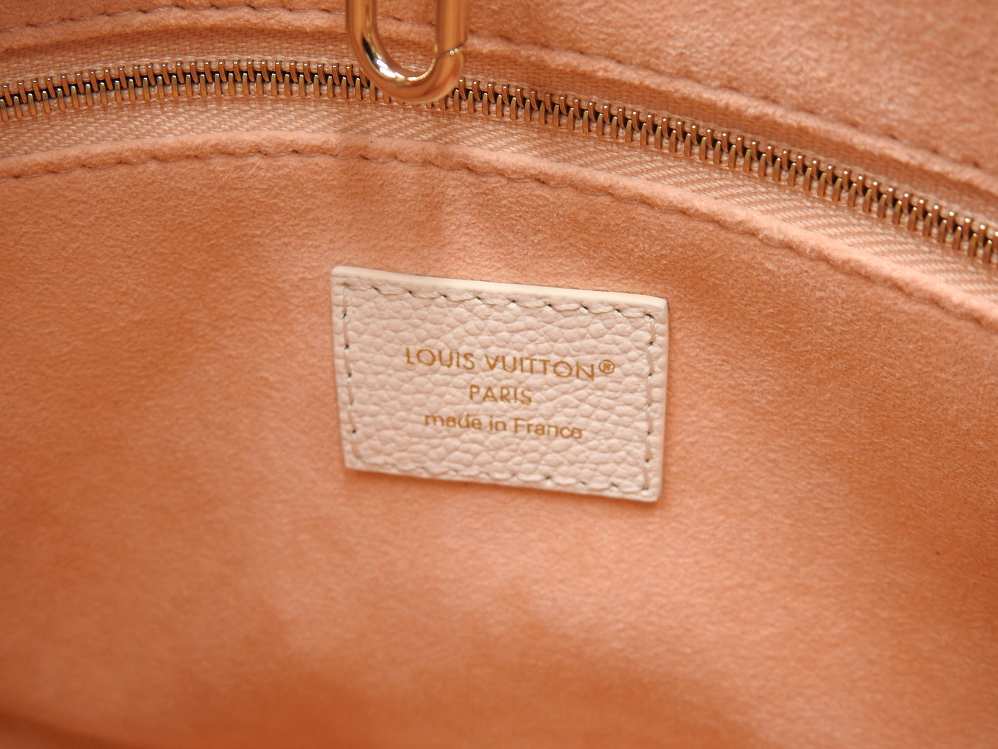 LOUIS VUITTON Monogram Empreinte Giant Onthego PM Shoulder Bag White M28313