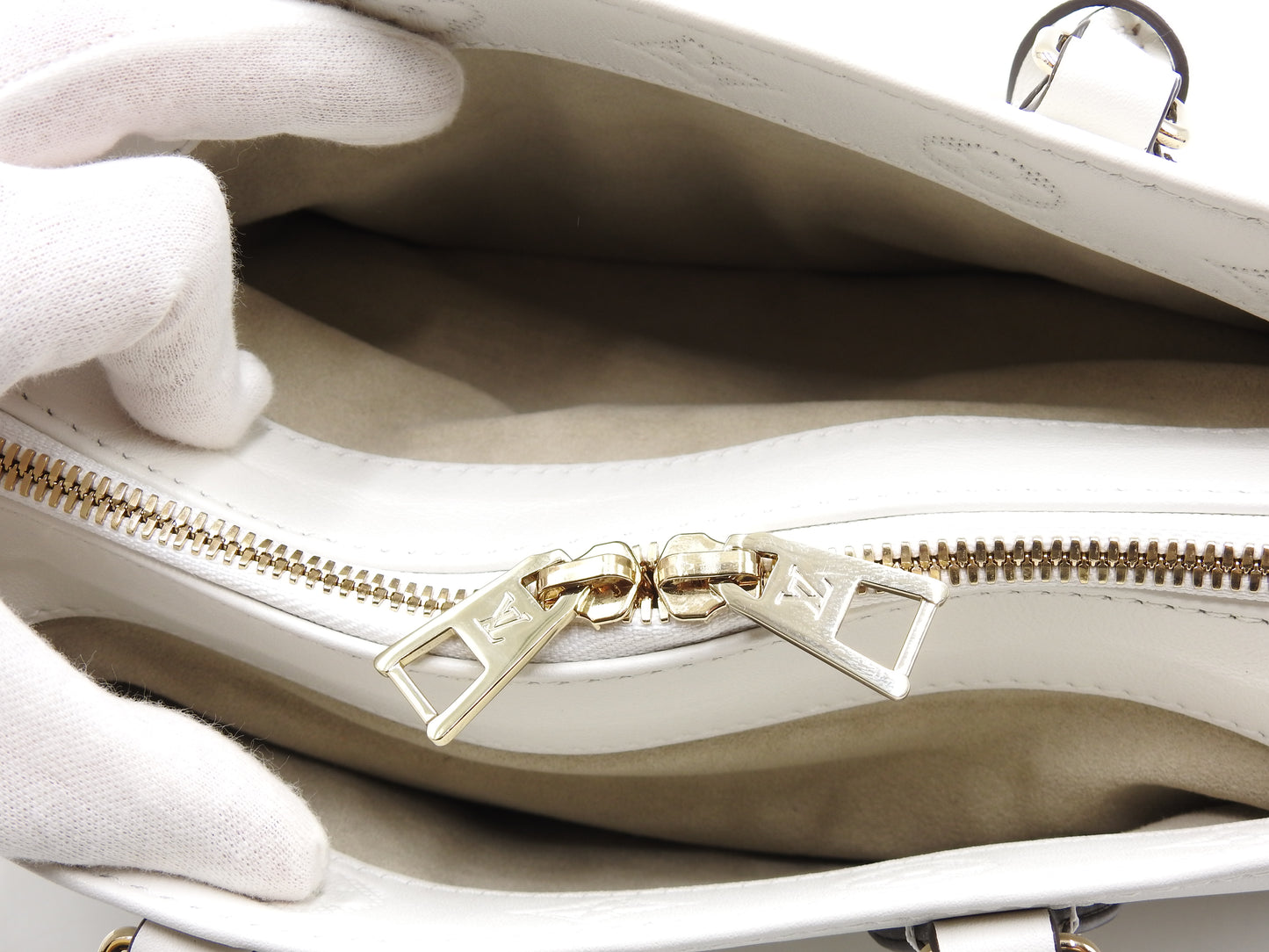 LOUIS VUITTON Monogram OnTheGo East West Shoulder Hand Bag White M11274