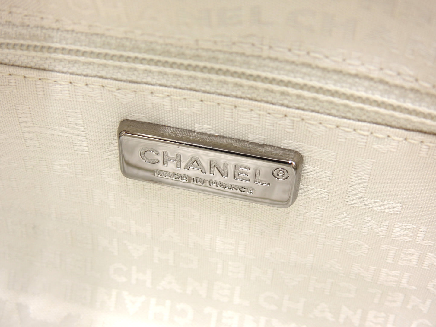 CHANEL Matelasse Vintage Calf Kiss Lock Hand Bag Leather Metallic Gold