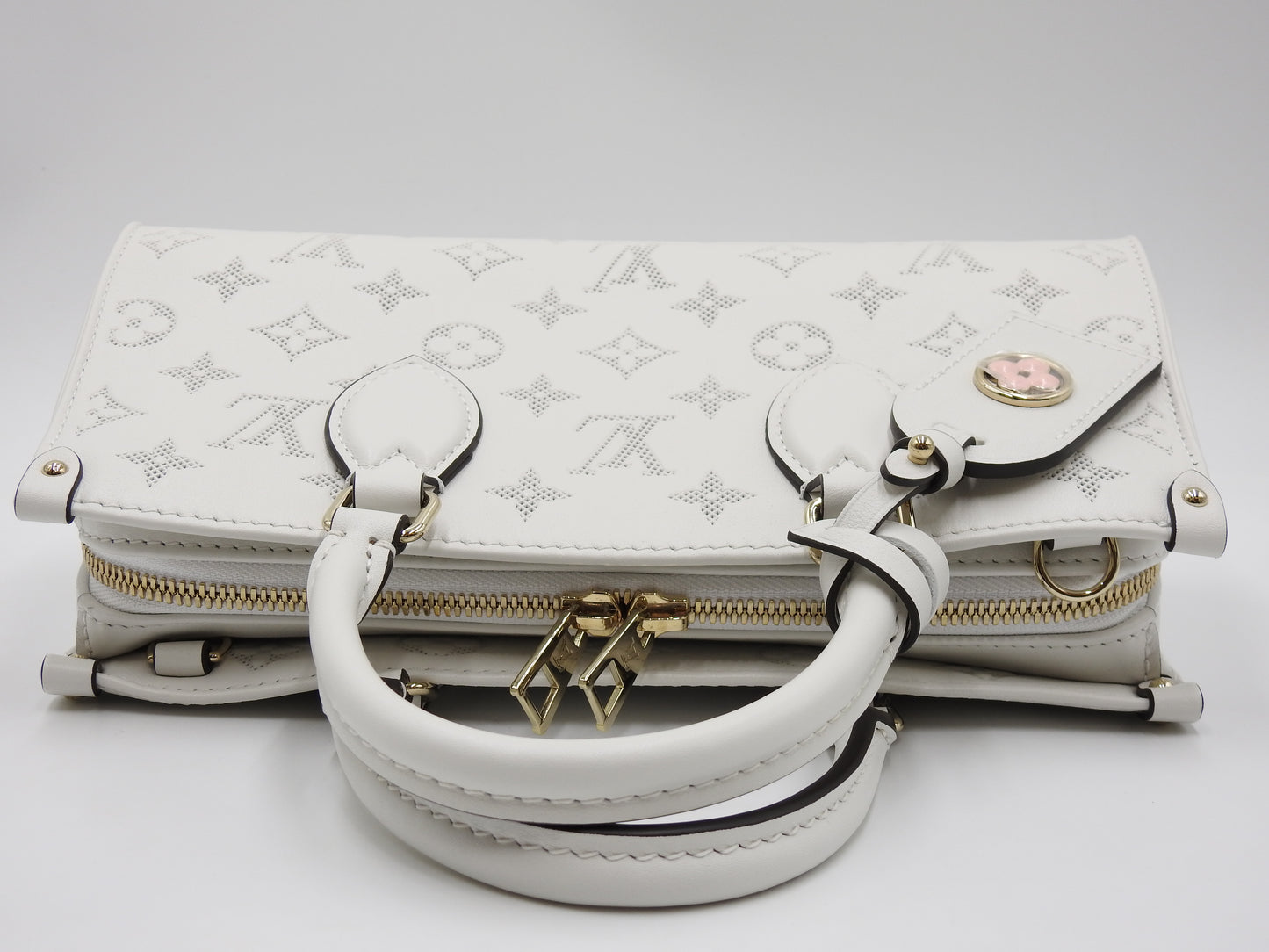 LOUIS VUITTON Monogram OnTheGo East West Shoulder Hand Bag White M11274