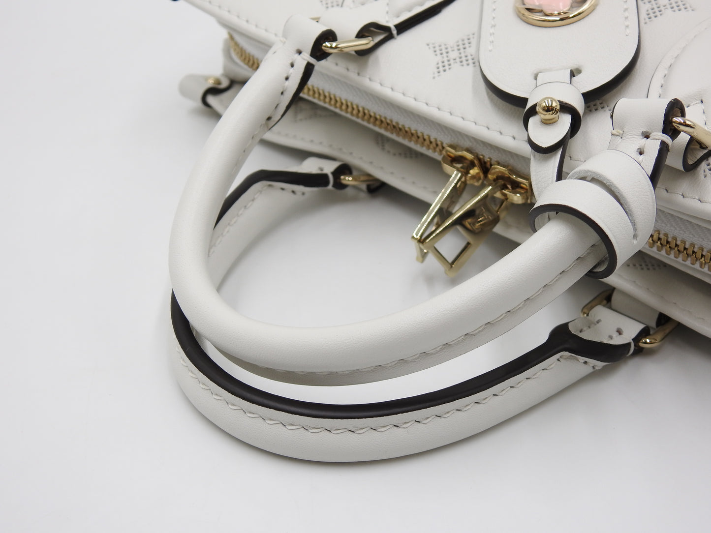 LOUIS VUITTON Monogram OnTheGo East West Shoulder Hand Bag White M11274